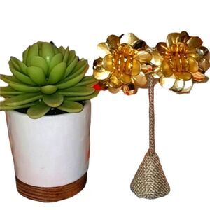 Vintage womens‎ Gold tone Clip in earrings 🌈5 for $25💛